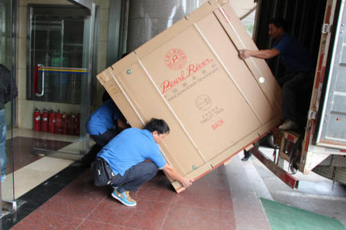 盘龙钢琴贵重工艺品无忧运